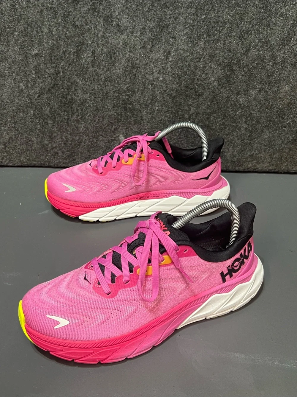 Hoka Women's Arahi 6 Running Shoes Size 7.5